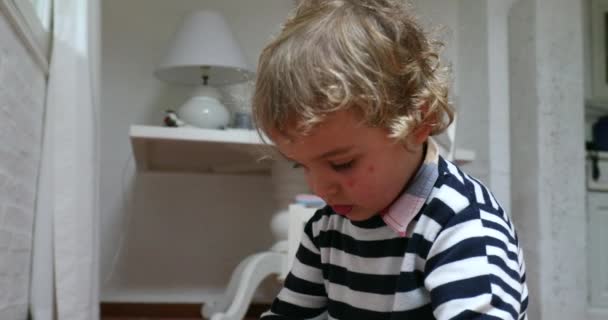 Μωρό Αγόρι Παίζει Στο Σπίτι Παραδοσιακούς Ξύλινους Δρόμους Που Συνδέουν — Αρχείο Βίντεο