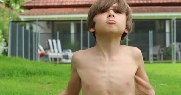 Joven Niño Golpeando Pecho Gritando Rugiendo Cámara Sintiéndose Feliz — Vídeo de stock