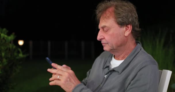 Літній Чоловік Використовує Мобільний Технічний Пристрій Вночі — стокове відео