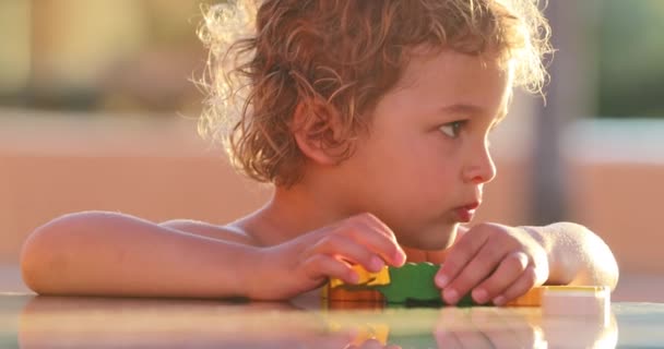 Παιδί Αγόρι Παίζει Κομμάτια Παζλ Παιχνίδια Νήπιο Συγκέντρωση Και Την — Αρχείο Βίντεο