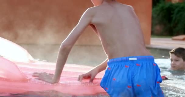 Дети Бассейна Играют Надувном Матрасе — стоковое видео