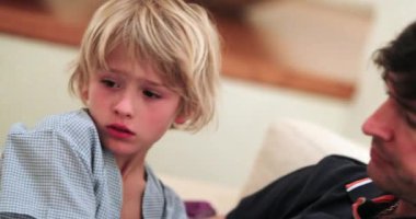 Yüzünde endişeli bir ifade olan yorgun çocuk yatağa gitmek istemiyor.