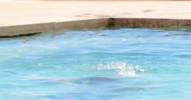 Çocuk suyun altında nefes alıyor.