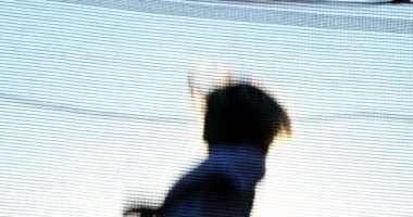 Güneş ışığıyla trambolinde zıplayan küçük mutlu çocuk.