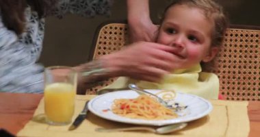 Anne, bebek makarnayı akşam yemeği için besliyor.