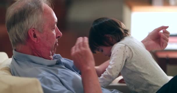 Dziadek Żegna Się Wnukiem Machającymi Palcami — Wideo stockowe