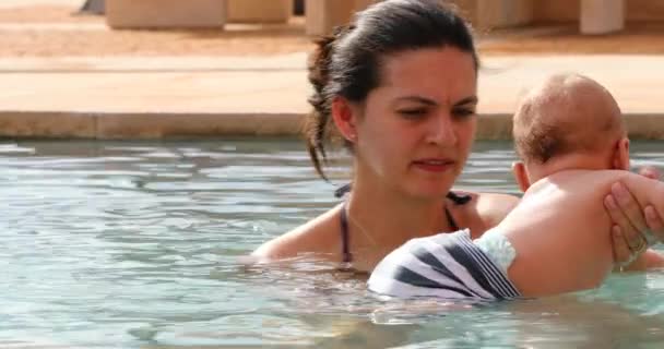 Mother Holding Newborn Baby Swimming Pool — Vídeo de stock