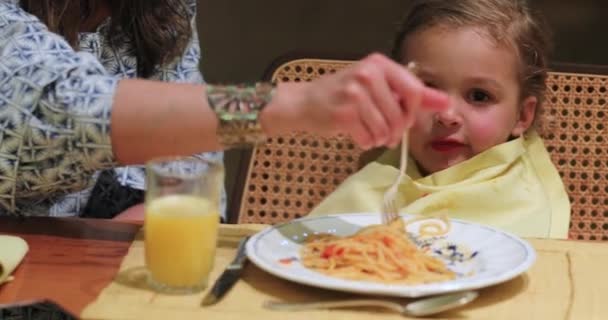 Child Eating Spaghetti Supper Dinner Mom Feeding Child Food — Stockvideo