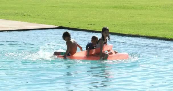 子供たちはインフレータブルマットレスの上にスイミングプールの水をプレイ — ストック動画