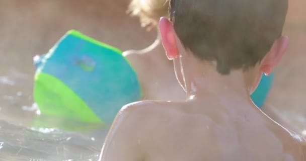 Enfants Dans Eau Chaude Piscine — Video