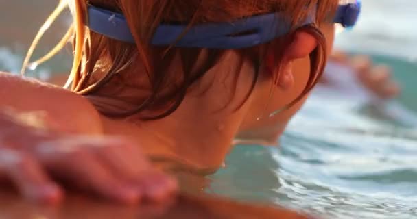 水中に泳ぎに行く小さな男の子 — ストック動画