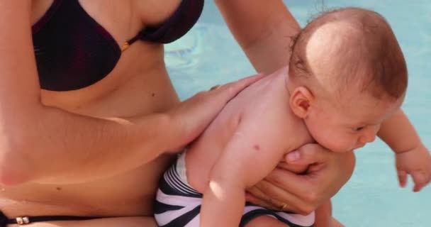 Мати Наносить Сонцезахисний Крем Дитину — стокове відео