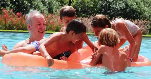 Yüzme Havuzundaki Şişme Yatağın Üstünde Bir Grup Çocuk — Stok video