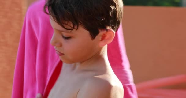 Mały Chłopiec Przykrywający Ciało Ręcznikiem Basenowym Kąpieli — Wideo stockowe