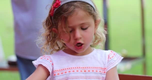 Güzel Küçük Kız Portresi Samimi Gerçek Hayat Aile Sahnesi — Stok video