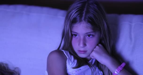Menina Candid Criança Assistindo Tela Escuro Menina Olhando Para Filme — Vídeo de Stock