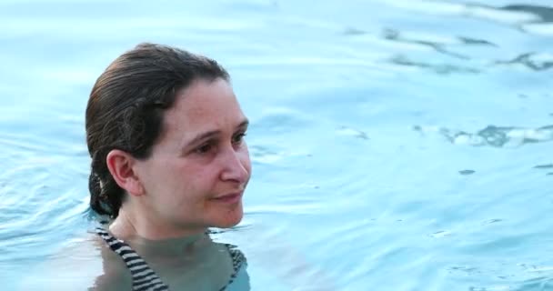 Oprechte Attente Attente Vrouw Het Zwembad Water Denken — Stockvideo