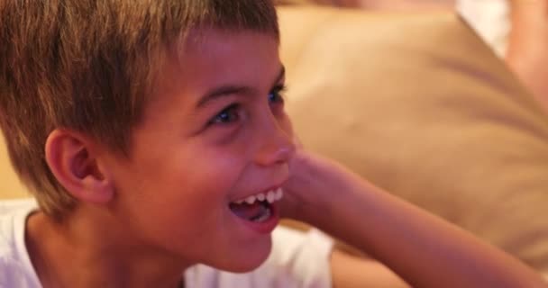Szczery Prawdziwe Życie Dziecko Reakcja Oglądanie Film Ekran Domu Dziecko — Wideo stockowe