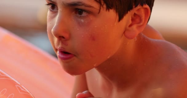 Portrét Malého Chlapce Bazénu — Stock video
