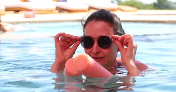 Yüzme Havuzunda Samimi Bir Kadın Suyun Içinde Güneş Gözlüğü Takıyor — Stok video
