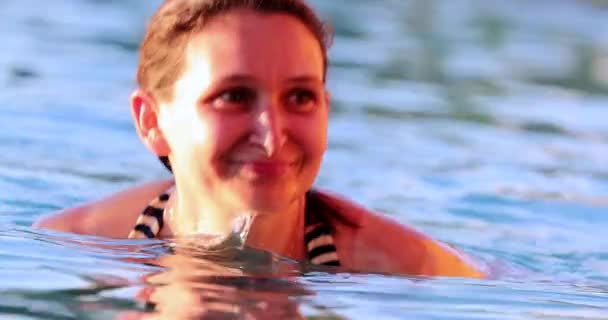 Vrolijke Vrouw Echte Glimlach Bij Het Zwembad Water — Stockvideo