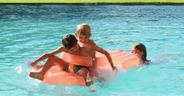 Crianças Que Jogam Água Piscina Topo Colchão Inflável — Vídeo de Stock