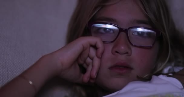 小孩晚上看电视屏幕的特写 戴眼镜的小女孩 — 图库视频影像