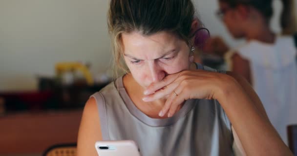 Bezorgde Vrouw Zoek Naar Mobiele Telefoon Scherm Echte Leven Openhartige — Stockvideo