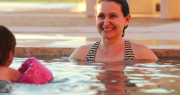 Eerlijk Echt Leven Spontane Glimlach Lach Van Vrouw Het Zwembad — Stockvideo