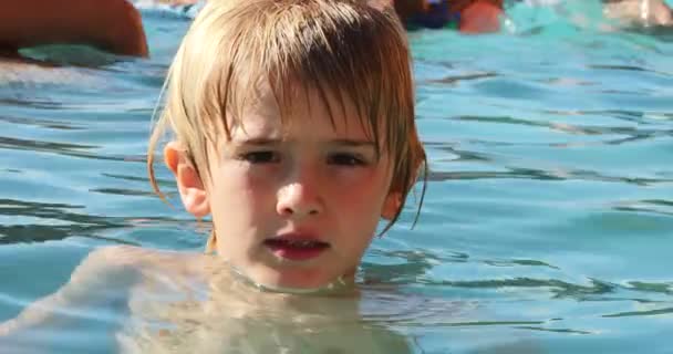 Niño Dentro Piscina Agua Mirando Cámara — Vídeo de stock