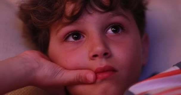 Mladý Chlapec Zírá Televizní Obrazovku Noci Skutečný Život Upřímný Dítě — Stock video