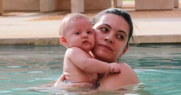Mother Son Baby Pool Together — Vídeo de Stock