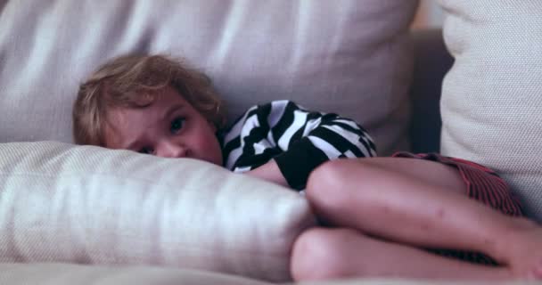 Televizyon Izleyen Korkmuş Çocuk Filme Bakan Genç Çocuk Yaralı — Stok video