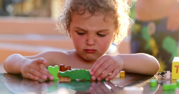 Хлопчик Тоддлер Грає Іграшками Поза Випадковим — стокове відео