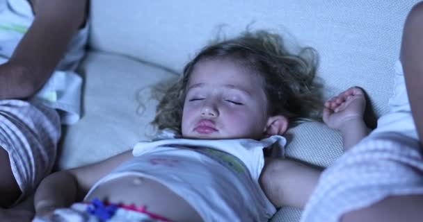 Menina Dormindo Sofá Frente Tela Criança Vida Real Dormindo Frente — Vídeo de Stock