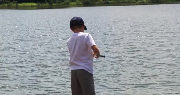 Ragazzino Che Pesca Lago Solo — Video Stock