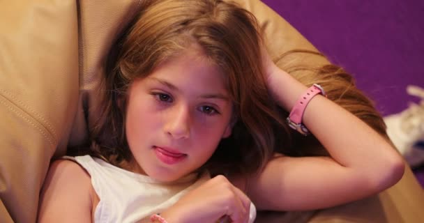 Niña Viendo Pantalla Cine Noche Sentada Sofá Franca Auténtica Vida — Vídeos de Stock