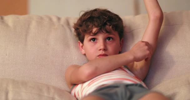 Niño Sentado Sofá Sala Estar Viendo Pantalla — Vídeos de Stock