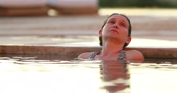 Vrouw Aan Het Zwembad Tijdens Zonsondergang Ontspannen — Stockvideo