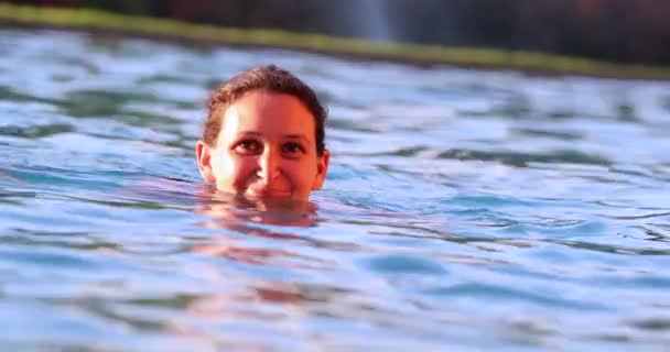 Charismatische Grappige Vrouw Glimlachen Camera Terwijl Het Zwemmen Het Zwembad — Stockvideo