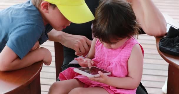 Børn Kigger Smartphone Enhed Skærm Lille Pige Holder Kigger Mobiltelefon – Stock-video