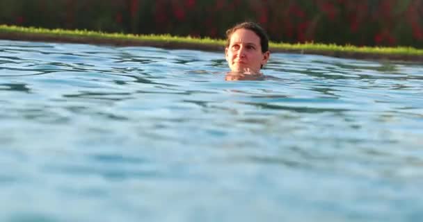 Pensieve Vrouw Zwemmen Bij Het Zwembad Genieten Van Ontspanning Denken — Stockvideo