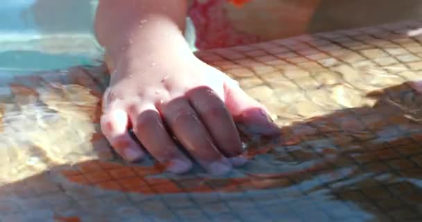 Close Mão Infantil Piscina Sentindo Água — Vídeo de Stock