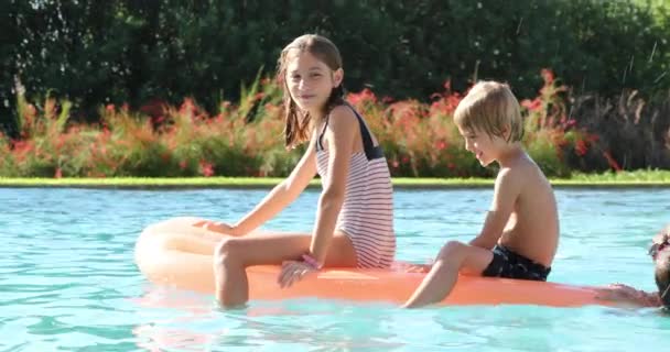 Crianças Brincando Piscina Topo Colchão Inflável Divertindo — Vídeo de Stock