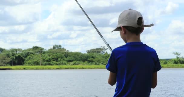 Мальчик Озере Рыбачит Развлекается Свежем Воздухе — стоковое видео