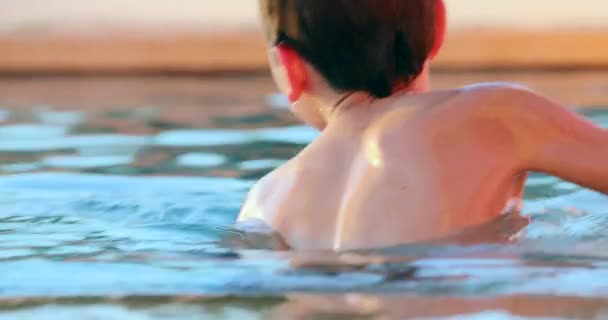 Kleine Jongen Bij Het Zwembad Spelen Met Opblaasbare Matras — Stockvideo