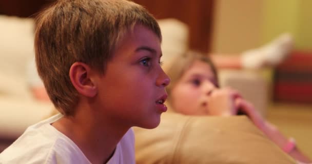 Szczery Młody Chłopiec Oglądanie Ekran Film Prawdziwe Życie Szczęśliwy Autentyczne — Wideo stockowe
