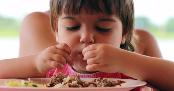 Rommelig Klein Meisje Eten Maaltijd Met Handen — Stockvideo