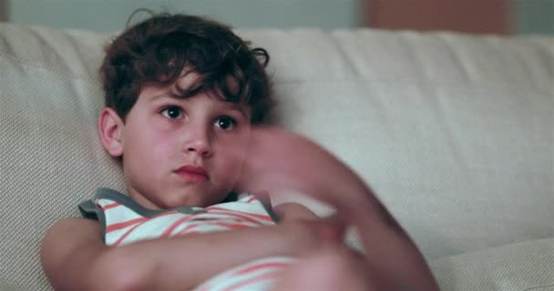 Mladý Chlapec Sleduje Televizní Obrazovku Obývacím Pokoji Pohovka — Stock video