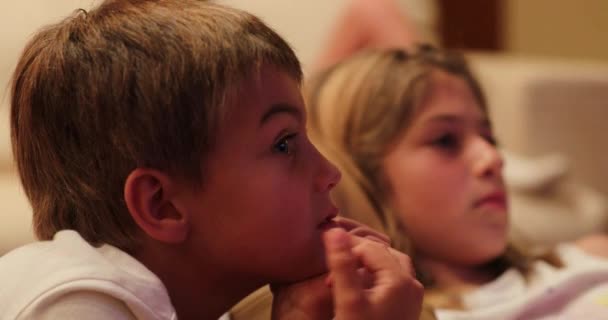 Дети Смотрят Телевизор Дома Детей Загипнотизированных Контентом — стоковое видео